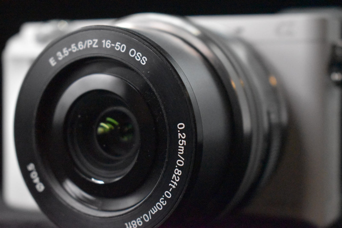 [US Duty Paid] Cámara digital sin espejo Sony Alpha a6000 con lente blanca 8287