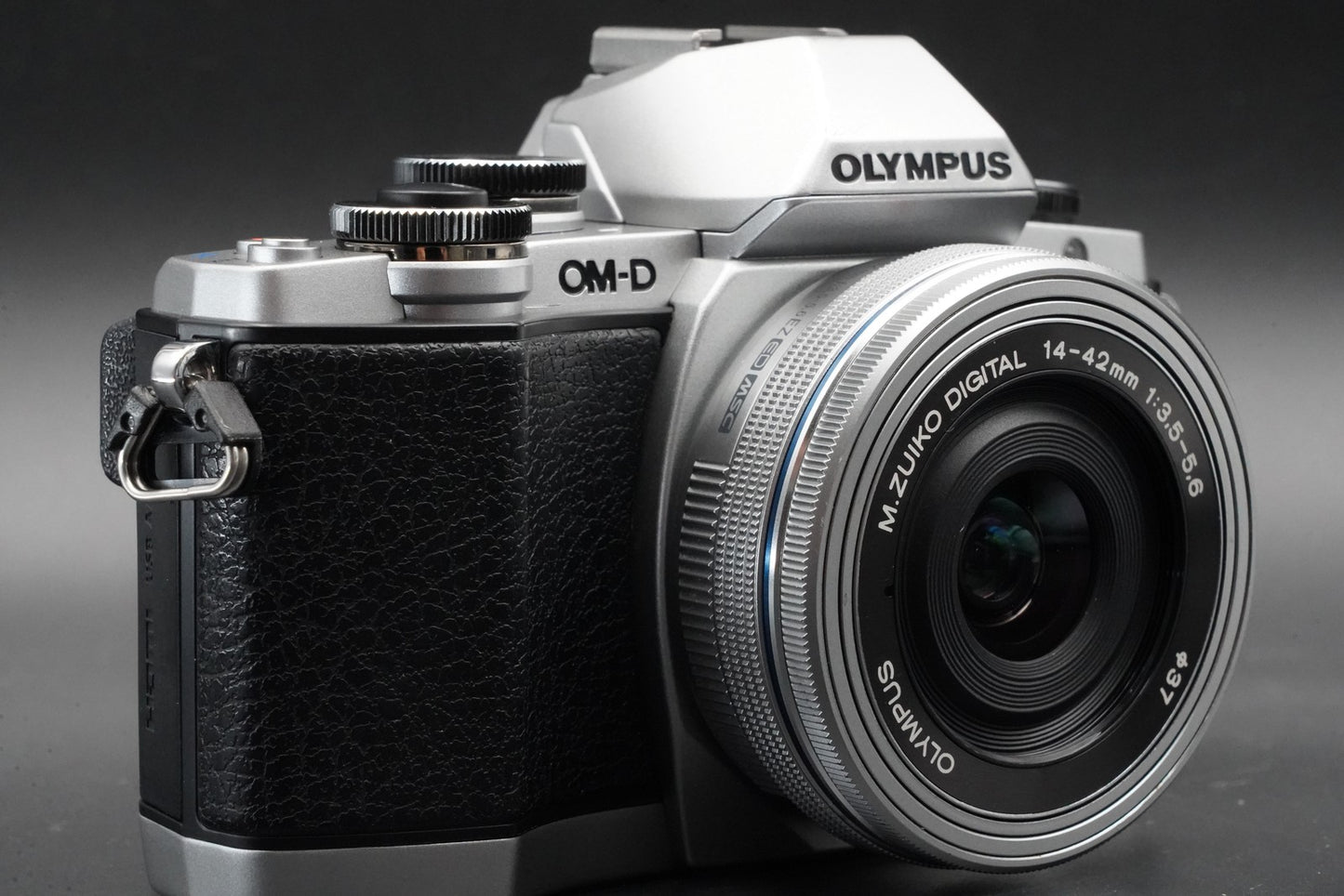1849 cuts! Olympus OM-D E-M10 Mirrorless Camera + 14-42mm 40-150mm 10956