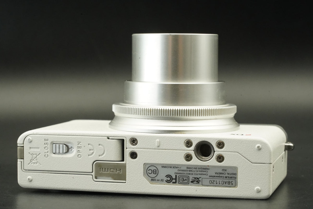 FUJIFILM XQ2 White 12.0MP Digital Camera #12473