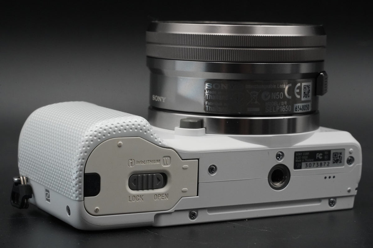 Sony Alpha a5000 Mirrorless Digital Camera White w/ 2 Lens -4331 cuts- #10924