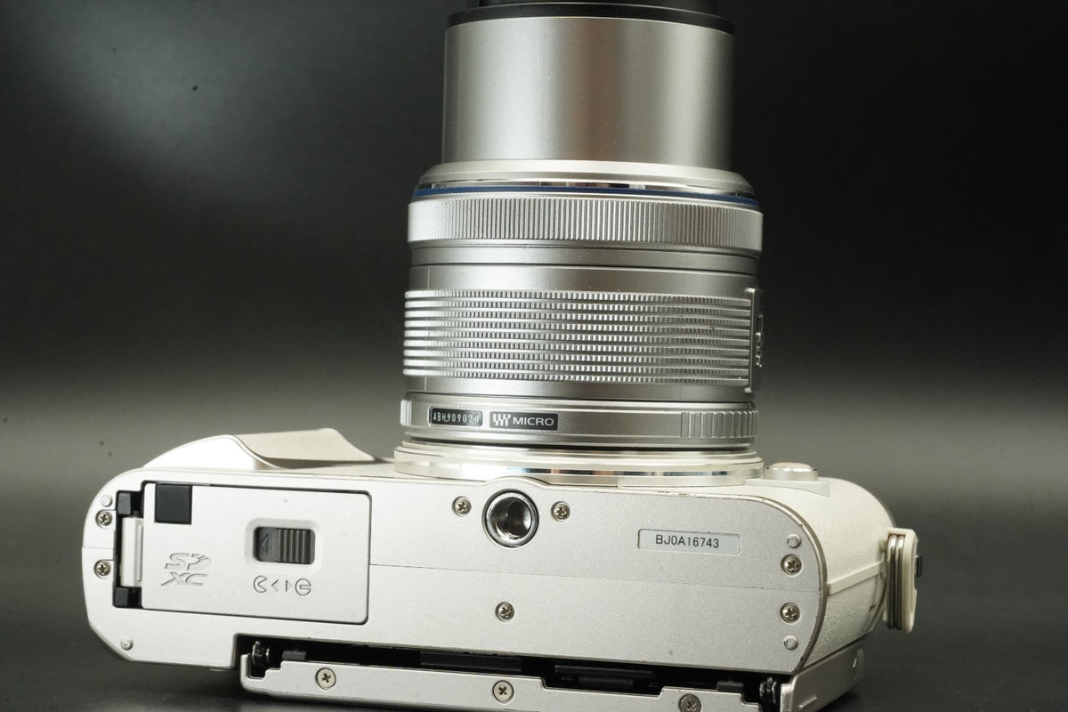 OLYMPUS PEN E-PL9 16,1 megapixel fotocamera digitale con 2 obiettivi bianco...