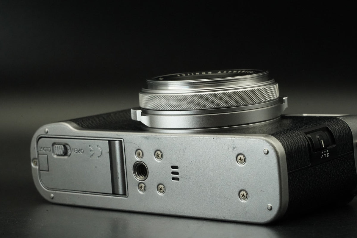 Fujifilm X100F 24.3MP Digital Camera Silver -22900 cuts- US STOCK #11971