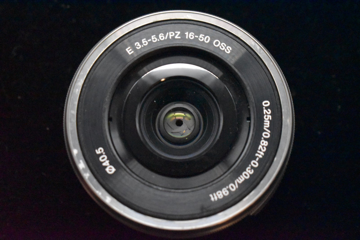[US Duty Paid] Cámara digital sin espejo Sony Alpha a6000 con lente blanca 8287