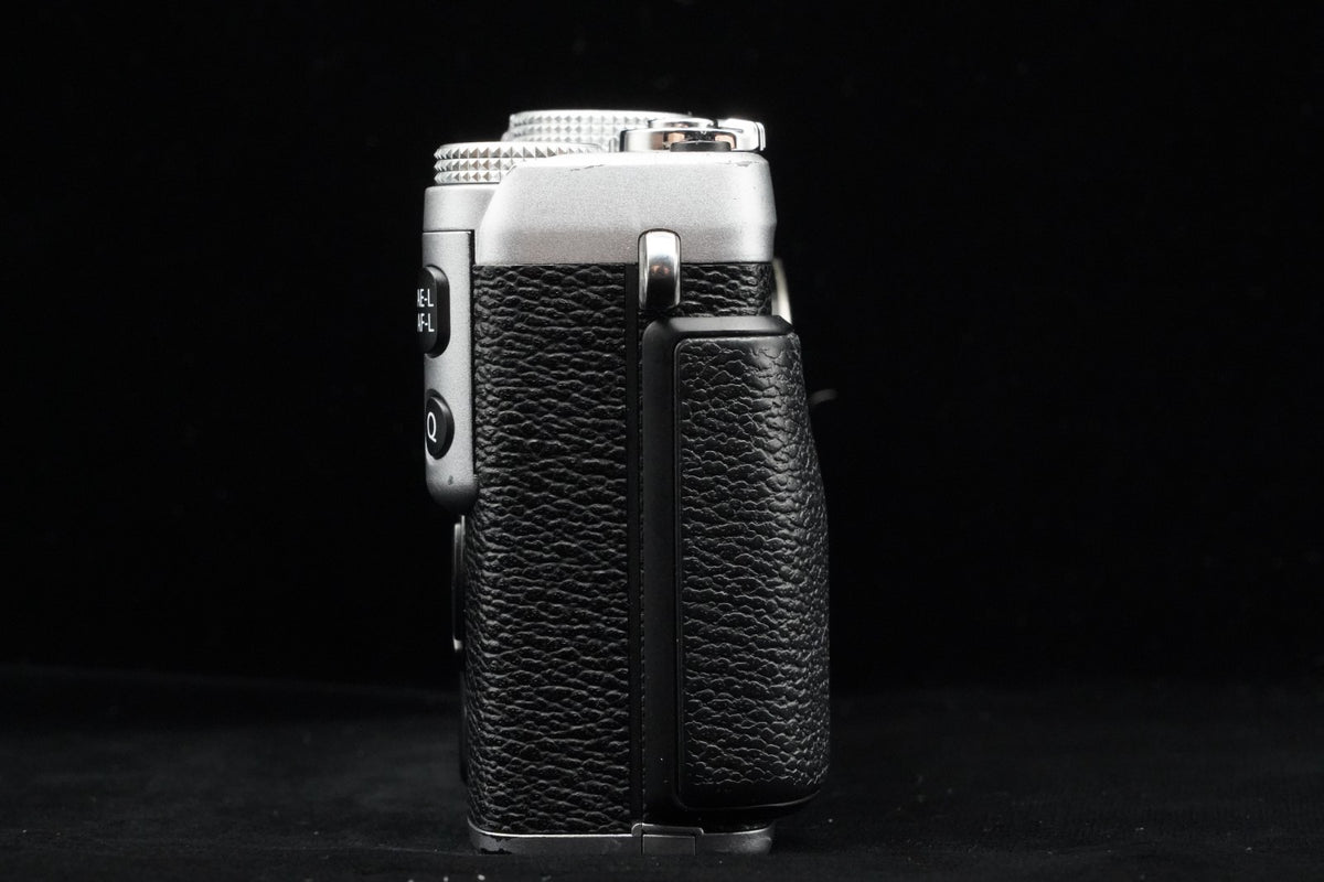 Fujifilm X Series X-E1 16.3MP Digital SLR Camera Body Silver US STOCK #9917