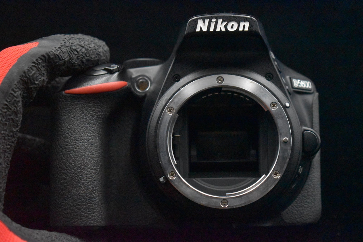 [US VERZOLLT] Nikon D5600 DSLR-Kamera mit 18-55 mm VR-Objektiv Kit 24,2 MP 9262