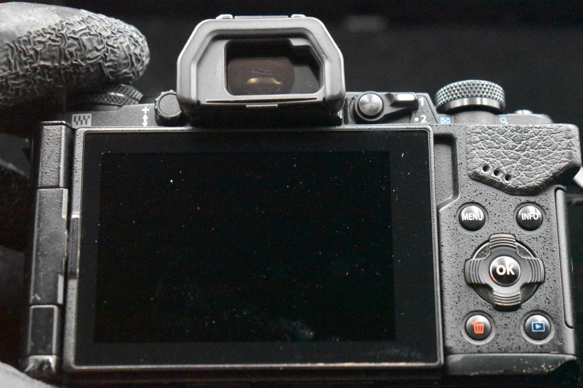 [US Duty Paid] Appareil photo reflex numérique 16,1 mégapixels Olympus OM-D...
