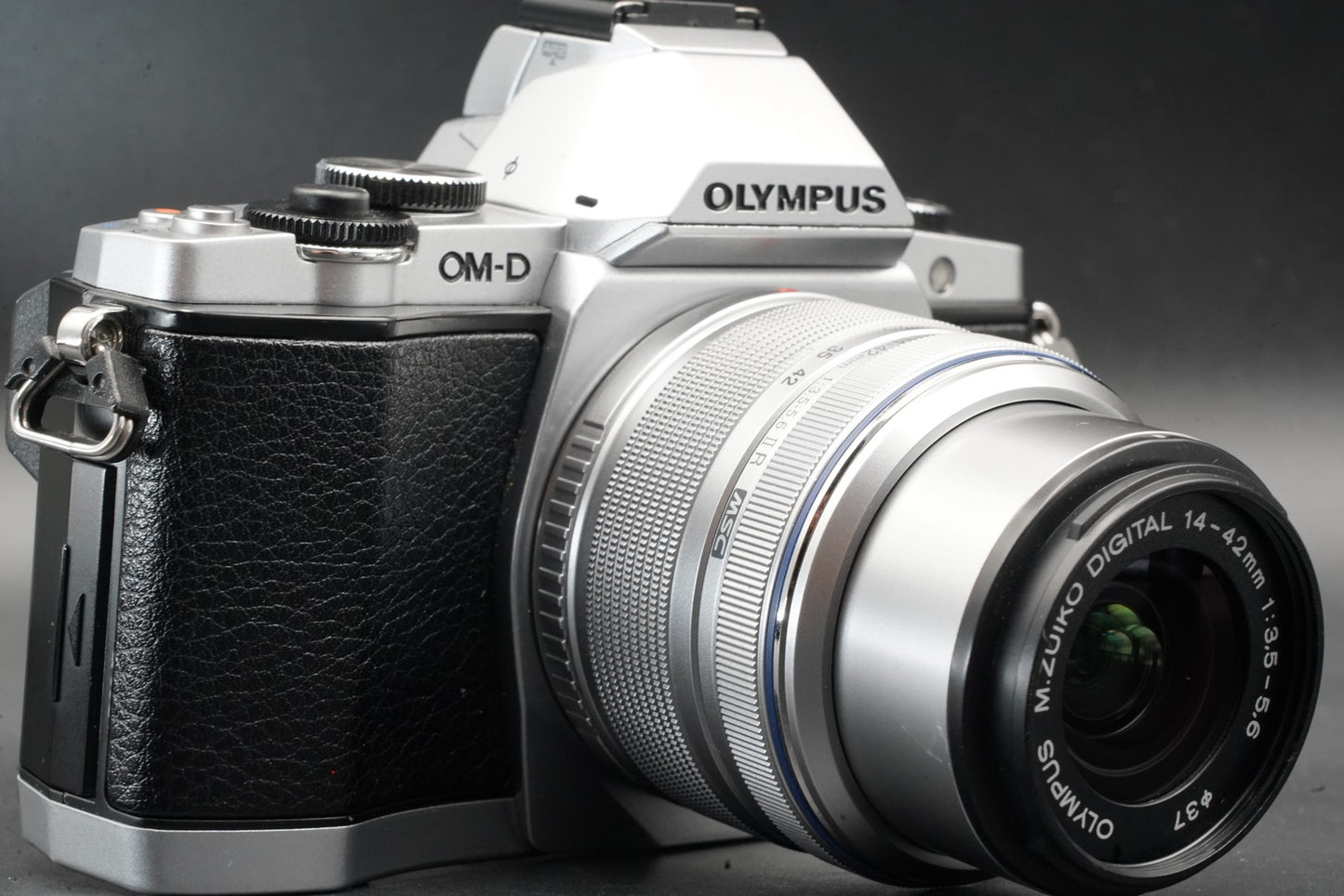 Olympus E-M5 Mirrorless Digital Camera w/ 2 Lenses Silver 11366