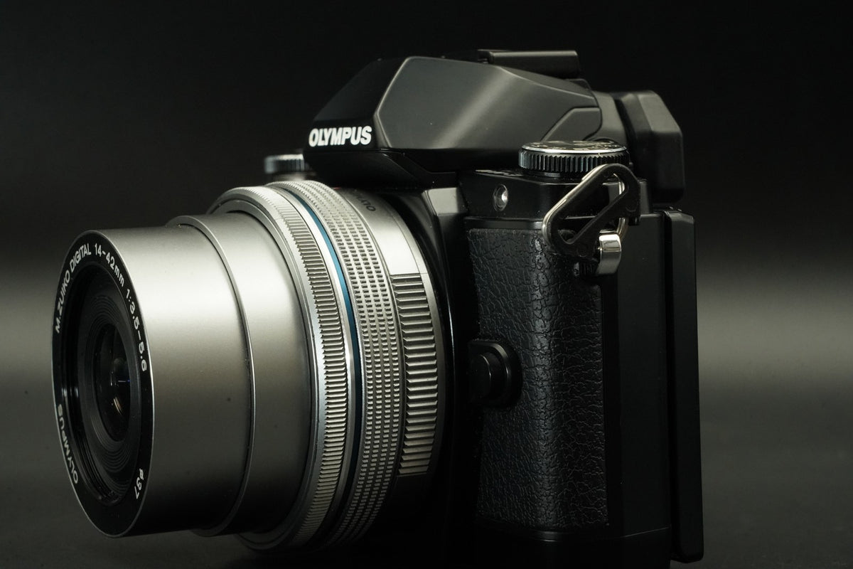 Olympus OM-D E-M10 Mirrorless Camera + 14-42mm 40-150mm -2888 cuts- #11793