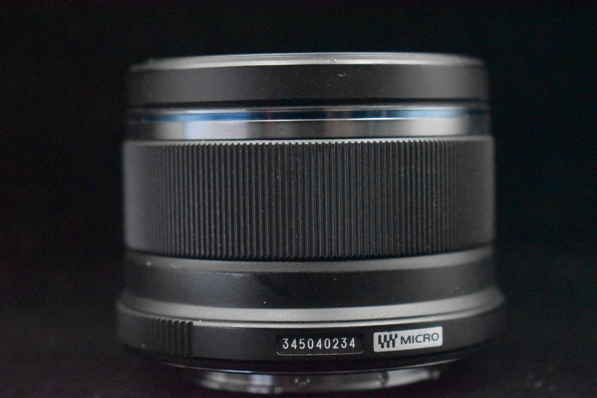 Objectif noir OLYMPUS M.ZUIKO DIGITAL 25 mm F/1,8 pour Micro Four Thirds 9409