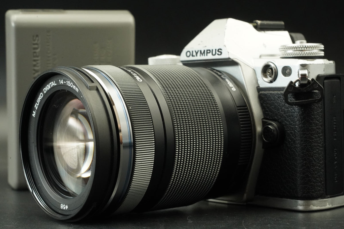 Olympus OM-D E-M5 Mark II con obiettivo M.ZUIKO 14-150 argento -10789 tagli...