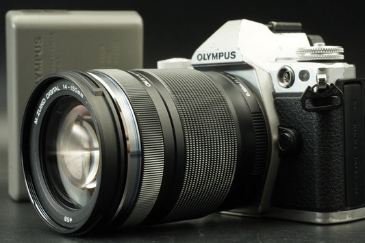 Olympus OM-D E-M5 Mark II con obiettivo M.ZUIKO 14-150 argento -10789 tagli...