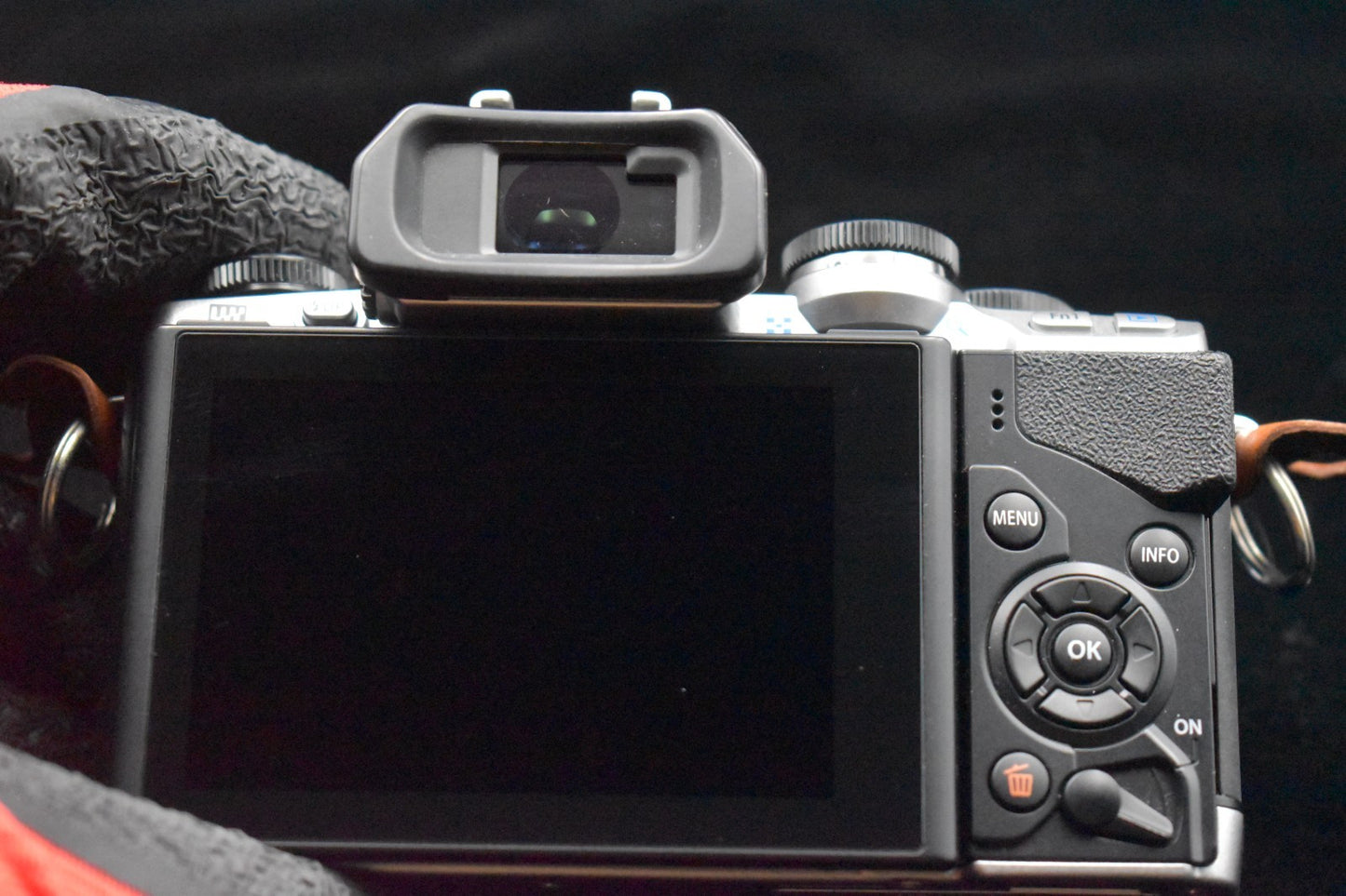 [US DUTY PAID] Olympus OM-D E-M10 16.1MP Digital SLR Camera Silver Japan 9168