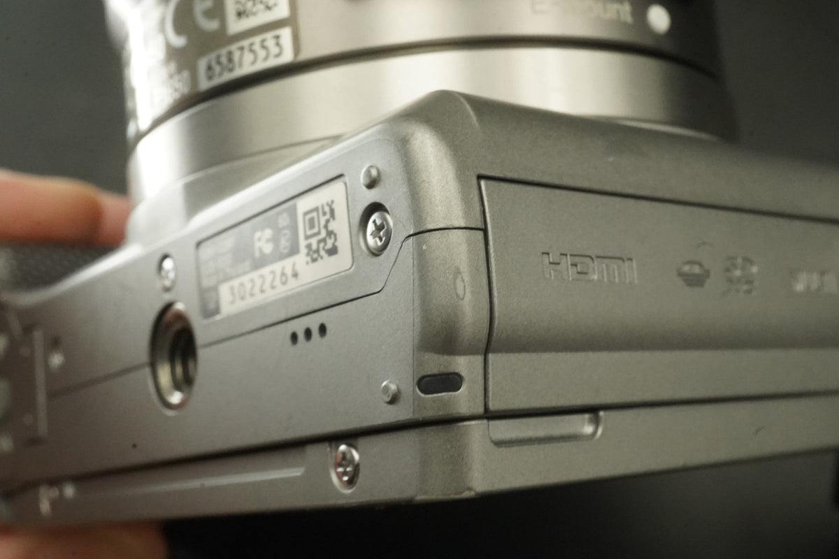Sony a5000 Digital Camera Silver w/ 16-50 + 55-210mm -1277 cut US STOCK #12029