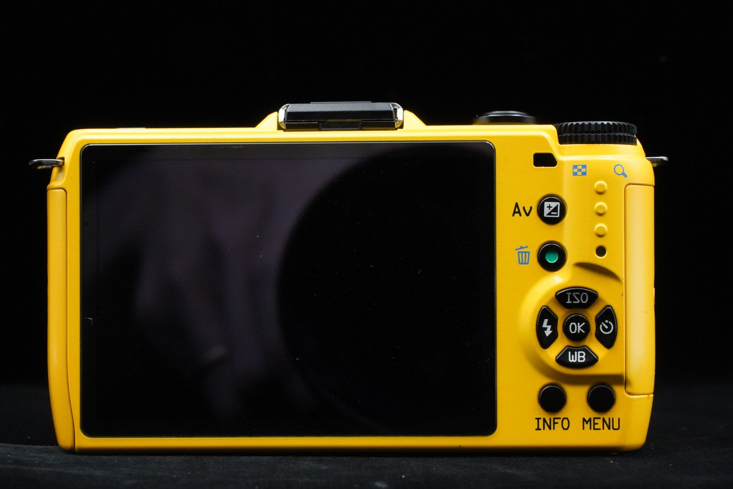 Pentax Q7 Yellow Digital Mirrorless camera with Lens US Duty Paid 10226