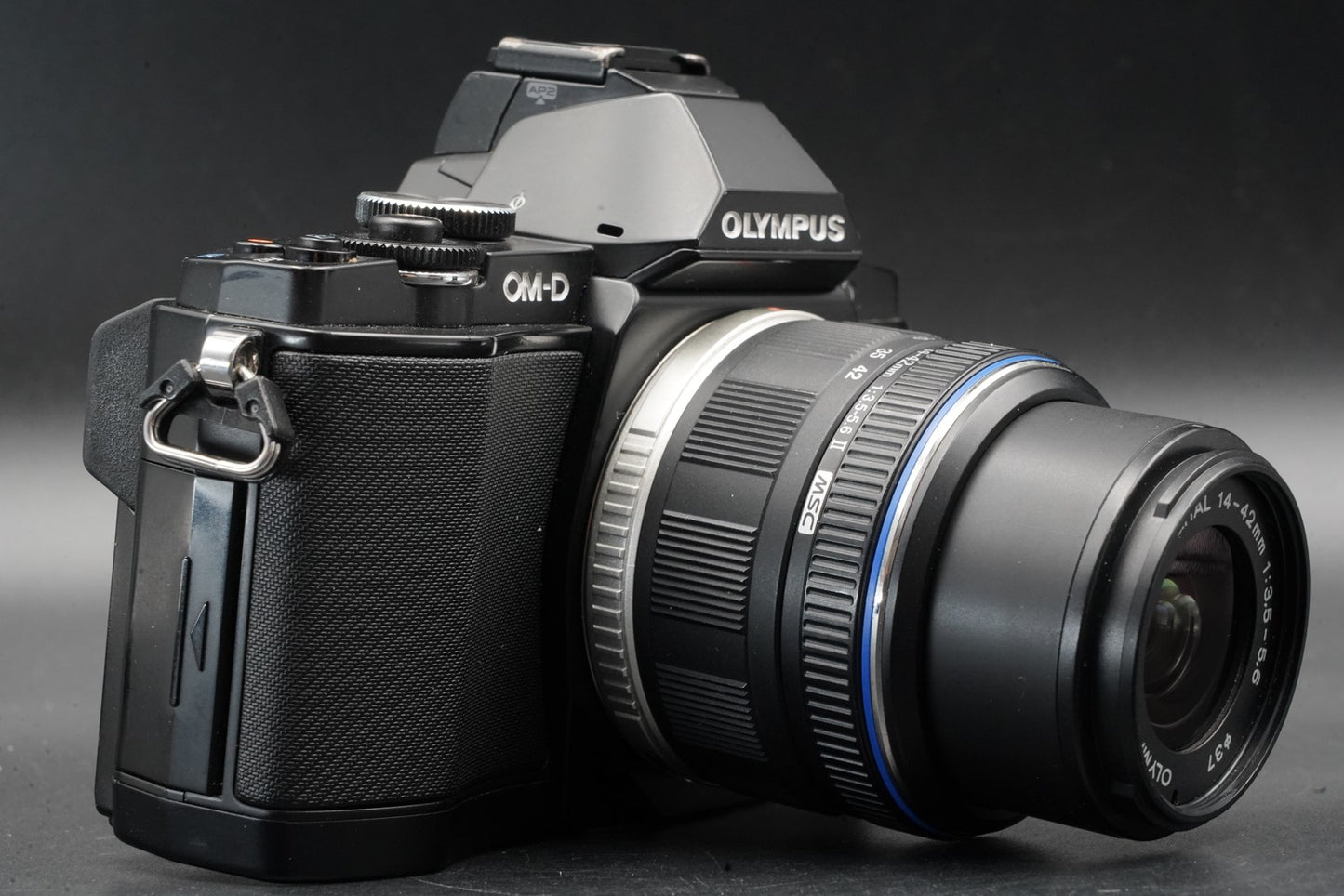 Olympus E-M5 Mirrorless Digital Camera w/ 2 Lenses Black 11365