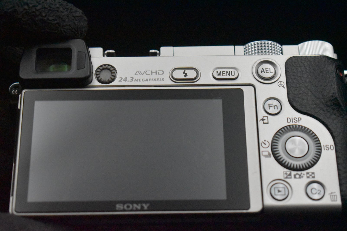 [US Duty Paid] Fotocamera digitale mirrorless Sony a6000 con obiettivo...