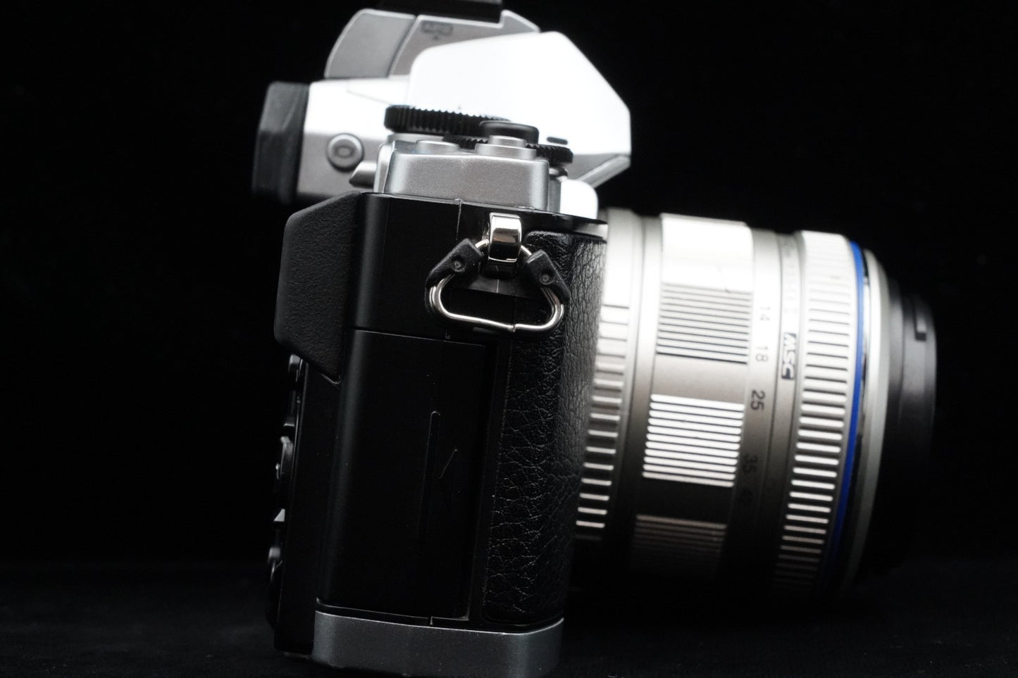 [US Duty Paid] Olympus OMD E-M5 Mirrorless Digital Camera w/ Lens Silver 9719