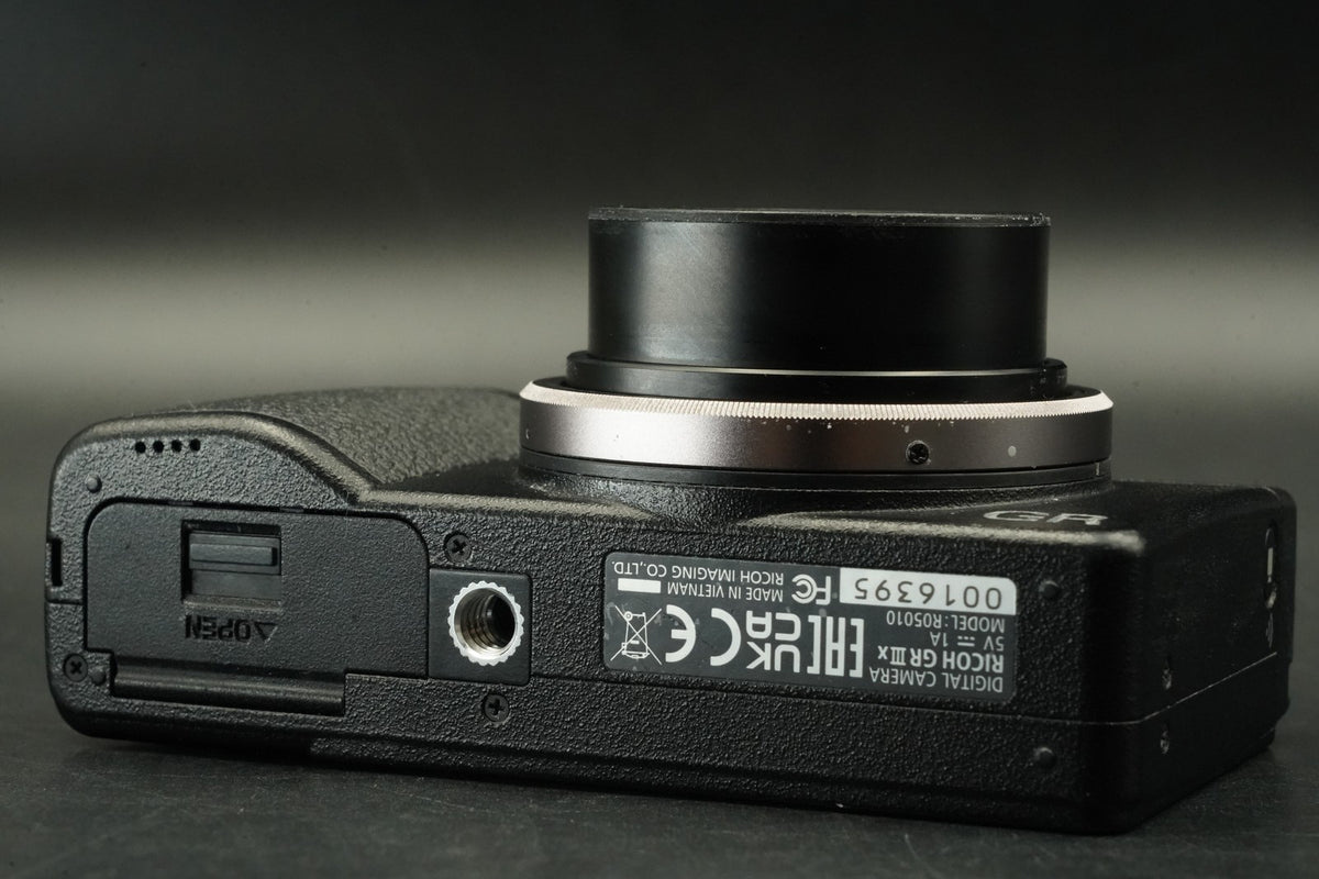 RICOH GR IIIx 24.2MP Black Compact Digital Camera -1777 cut- #12152
