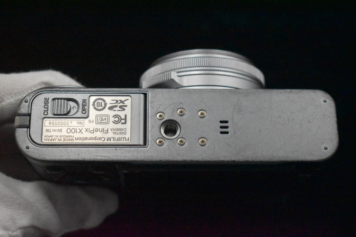 [US Duty Paid] Fujifilm X100 FinePix X Series 12.3MP Silver Digital Camera 8592