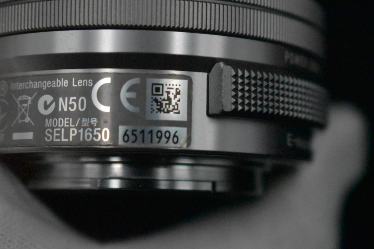[US Duty Paid] Fotocamera digitale mirrorless Sony Alpha a5000 con...