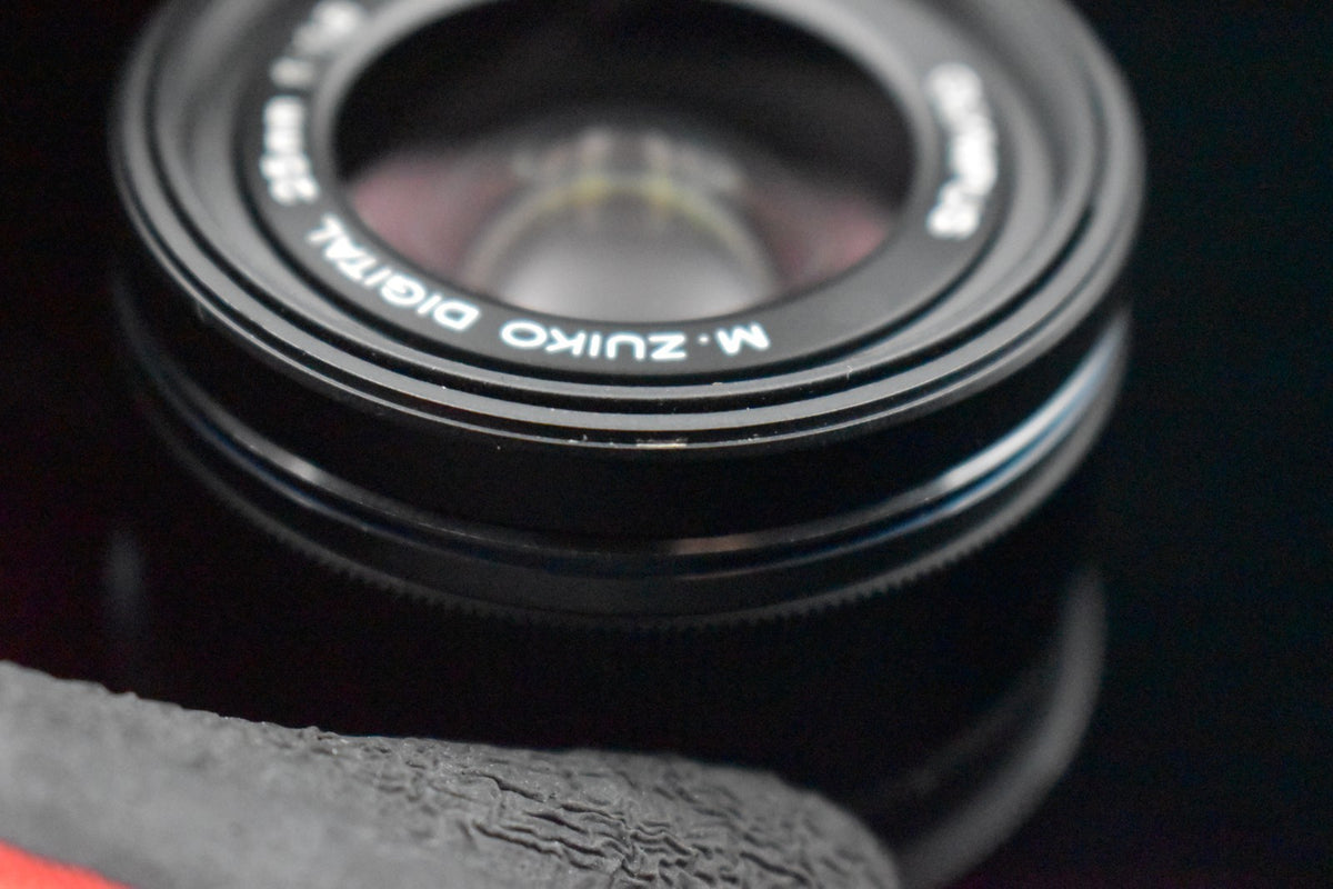 OLYMPUS M.ZUIKO DIGITAL 25 mm F/1.8 obiettivo nero per Micro Quattro Terzi 9409