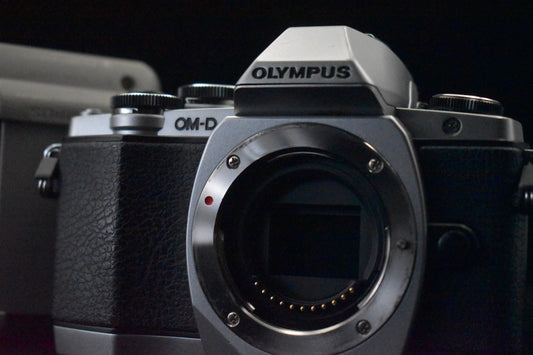 [US Duty Paid] Olympus OM-D E-M10 16.1MP Digital SLR Camera Silver Japan 9167