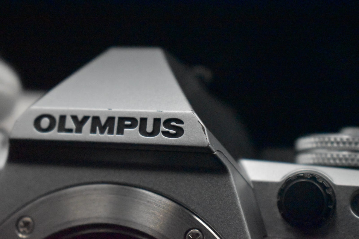 [US Duty Paid] Olympus OM-D E-M5 Mark II 16.1MP Digital SLR Camera Silver 8609