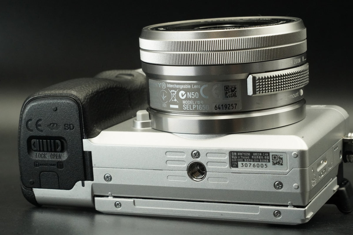 Appareil photo numérique sans miroir Sony Alpha A6400 avec objectif argent...