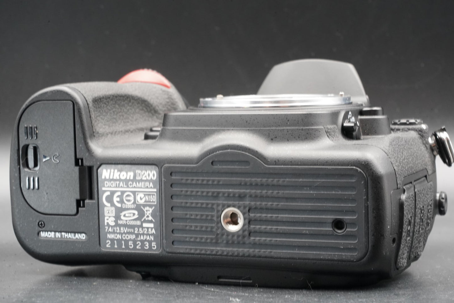 711 cuts!! Nikon D200 10.2MP Digital SLR Camera Black Body Battery 11256