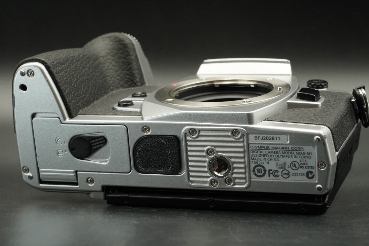 Olympus OM-D E-M1 Digital Camera Silver Body -8560 cuts- #11470