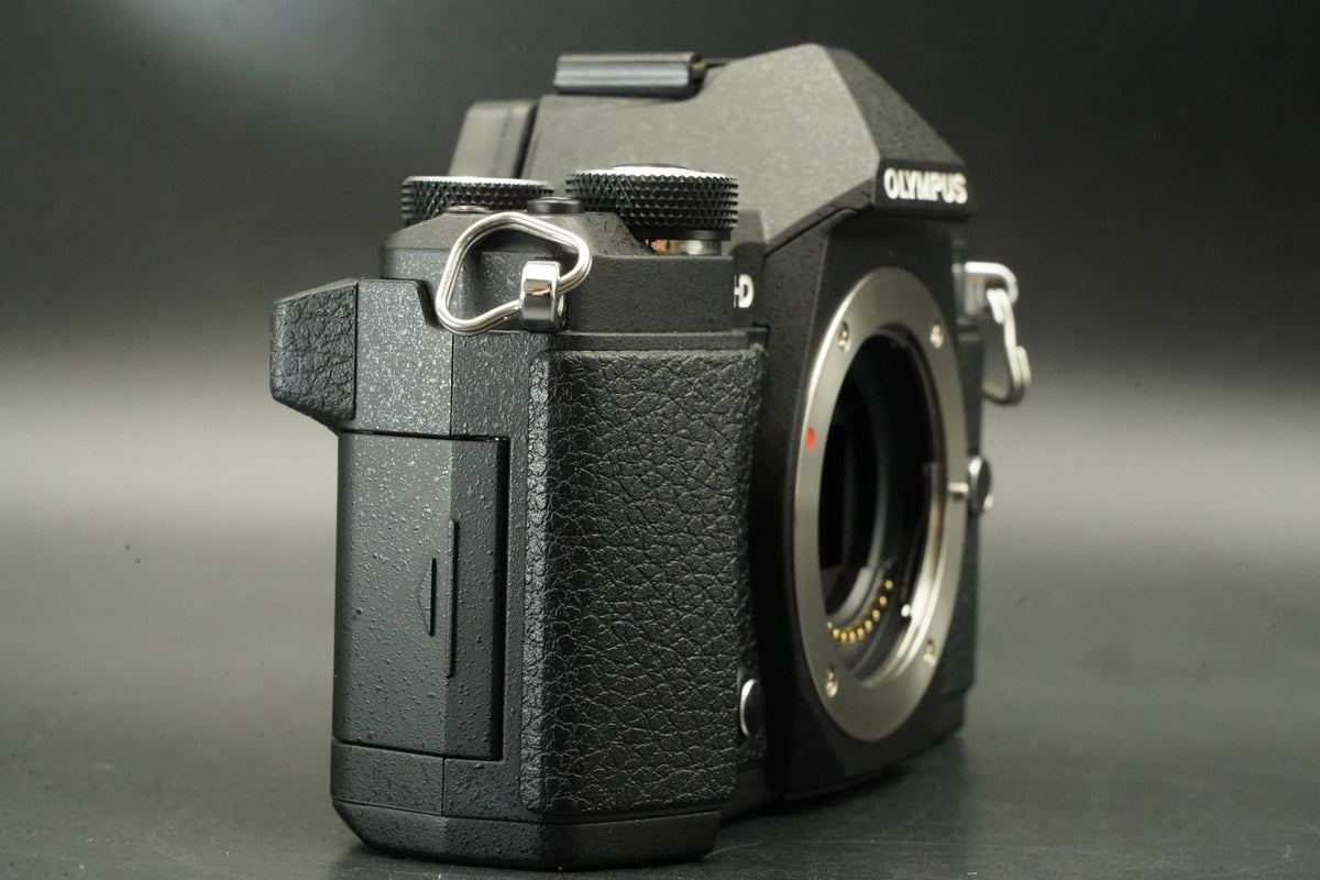 Olympus OM-D E-M5 Mark II 16.1MP Digital SLR Camera Black -10687 cuts- #11902