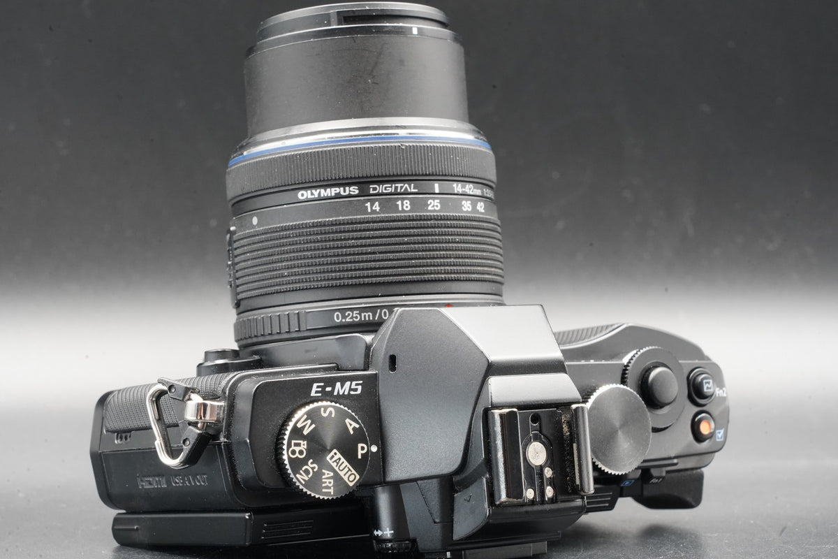 Olympus E-M5 Mirrorless Digital Camera w/ 2 Lenses Black #11114