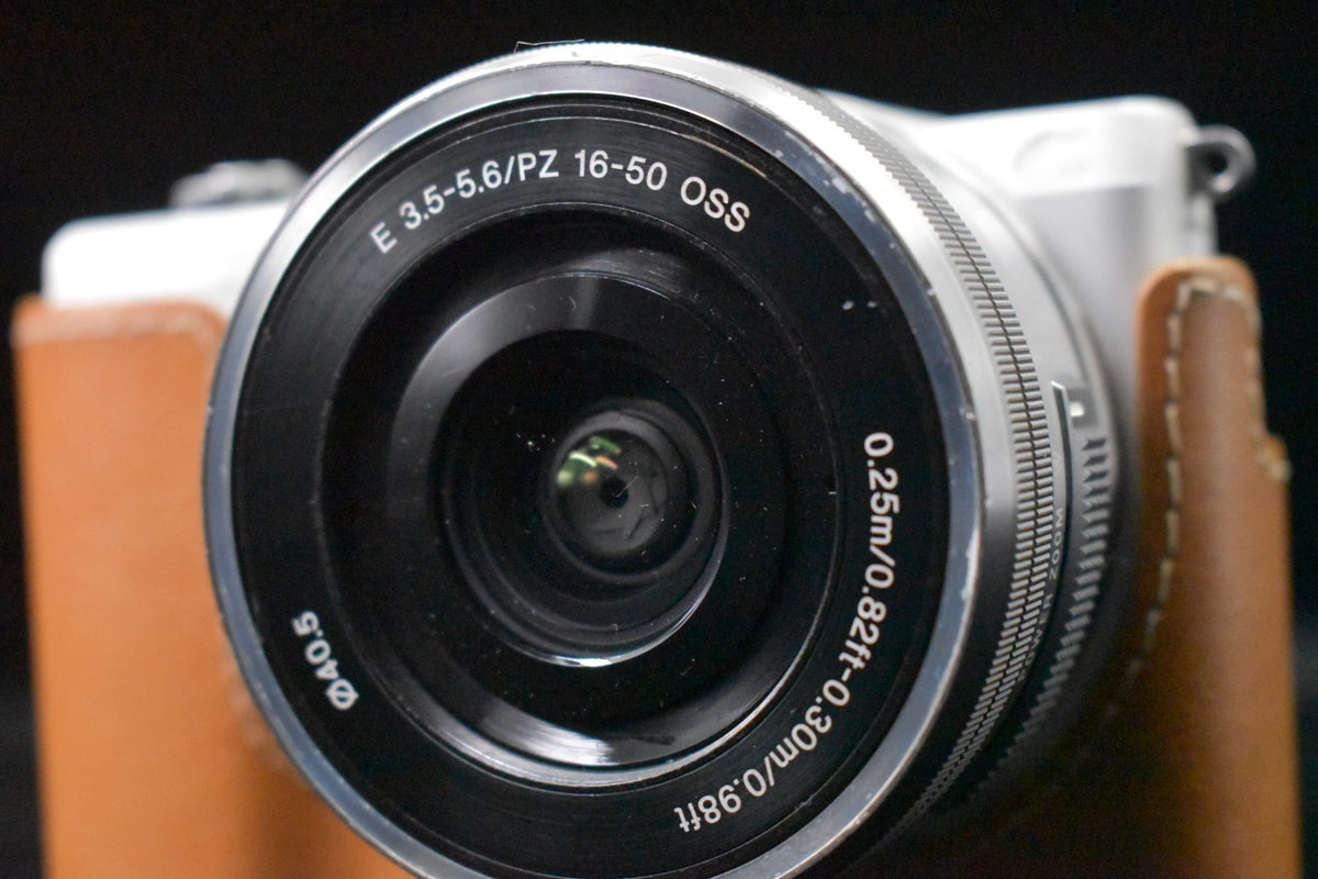 [US Duty Paid] Sony Alpha a5000 Mirrorless Digital Camera with Lens Silver 8399