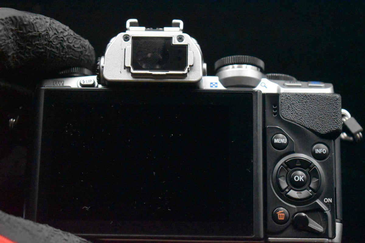 [US Duty Paid] Olympus OM-D E-M10 16.1MP Digital SLR Camera Silver Japan 9167