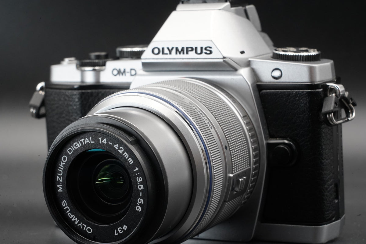 Olympus E-M5 Mirrorless Digital Camera w/ 2 Lenses Silver #11366