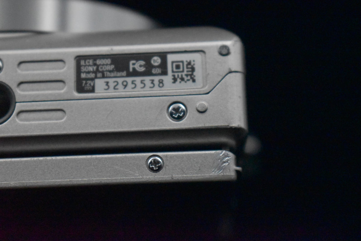 [US Duty Paid] Cámara digital sin espejo Sony a6000 con lente plateada 9301