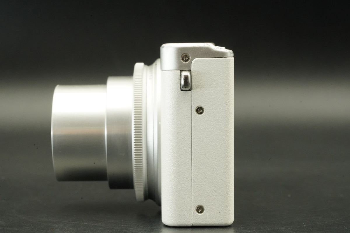 FUJIFILM XQ2 White 12.0MP Digital Camera #12473