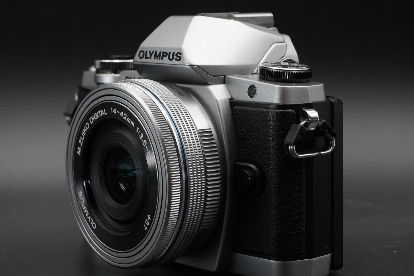 1849 cuts! Olympus OM-D E-M10 Mirrorless Camera + 14-42mm 40-150mm 10956