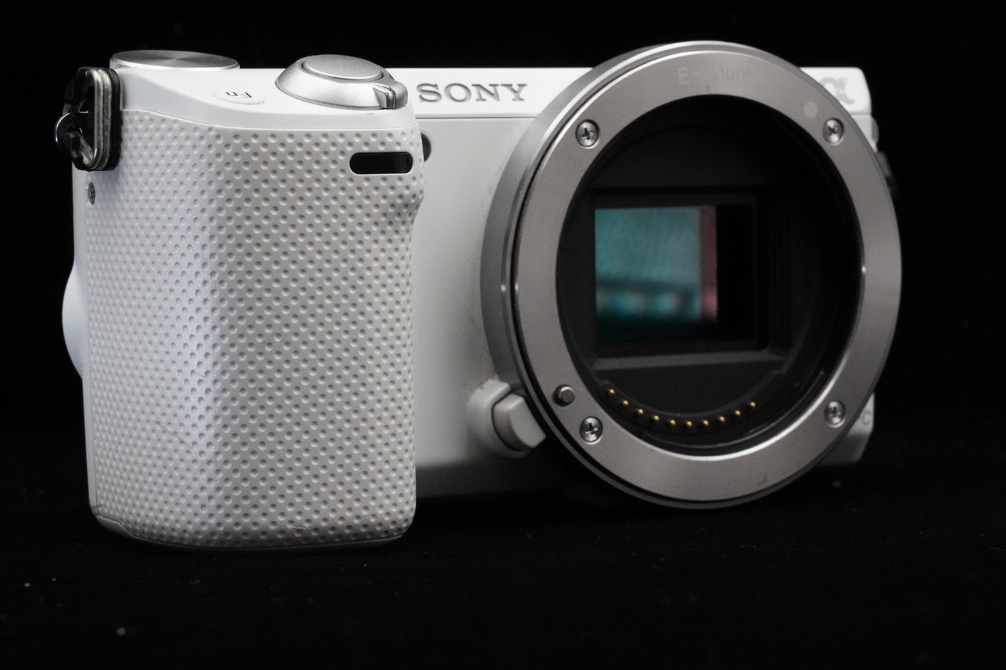 [US Duty Paid] Sony Alpha NEX-5R Mirrorless Camera Bundle with Lens White 9486