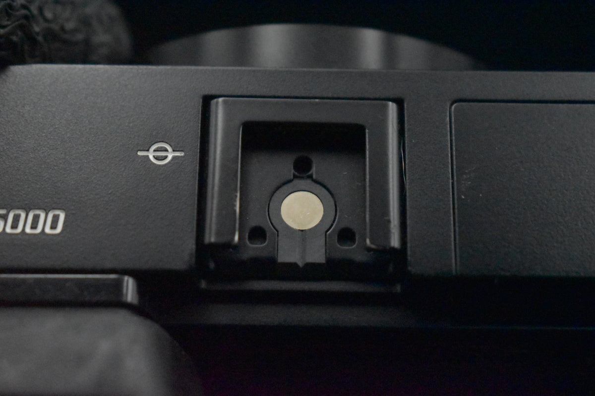 [US Duty Paid] Cámara digital sin espejo Sony Alpha a6000 con lente negra 9237