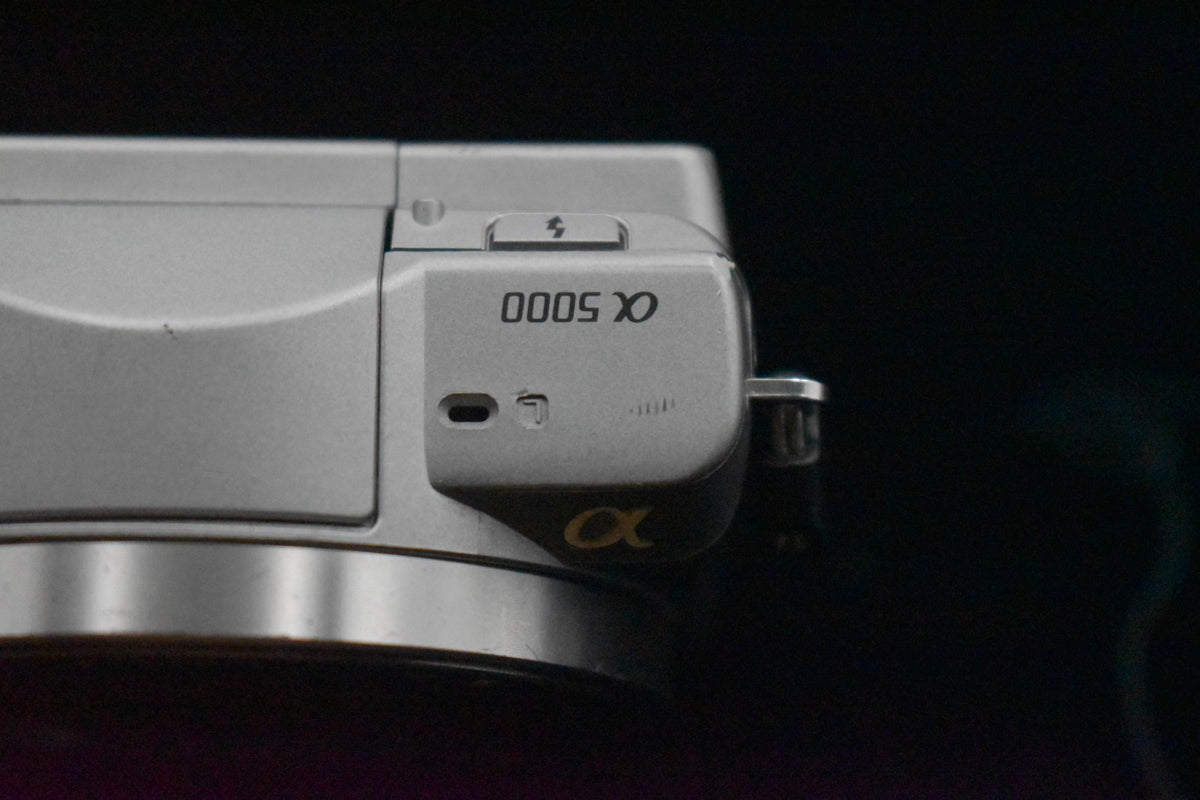 [US Duty Paid] Cámara digital sin espejo Sony Alpha a5000 con lente...