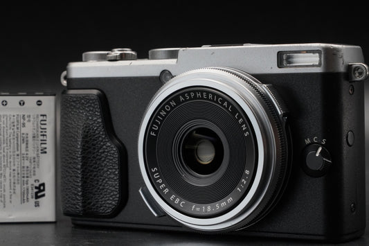 Fujifilm Fuji X70 X 70 Silver 16.3MP Digital Camera US DUTY PAID 11299