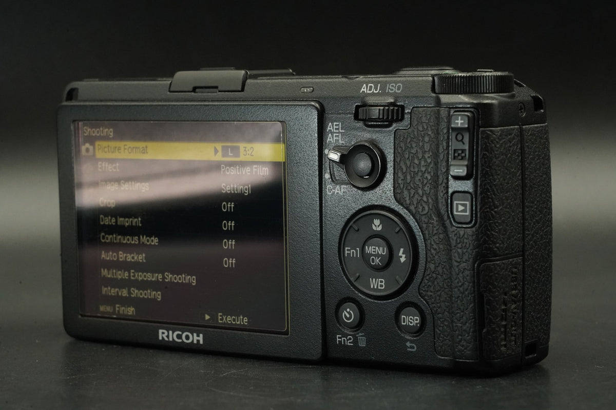 RICOH GR 16.2MP Digital Compact Camera Black -4099 cuts- #11764