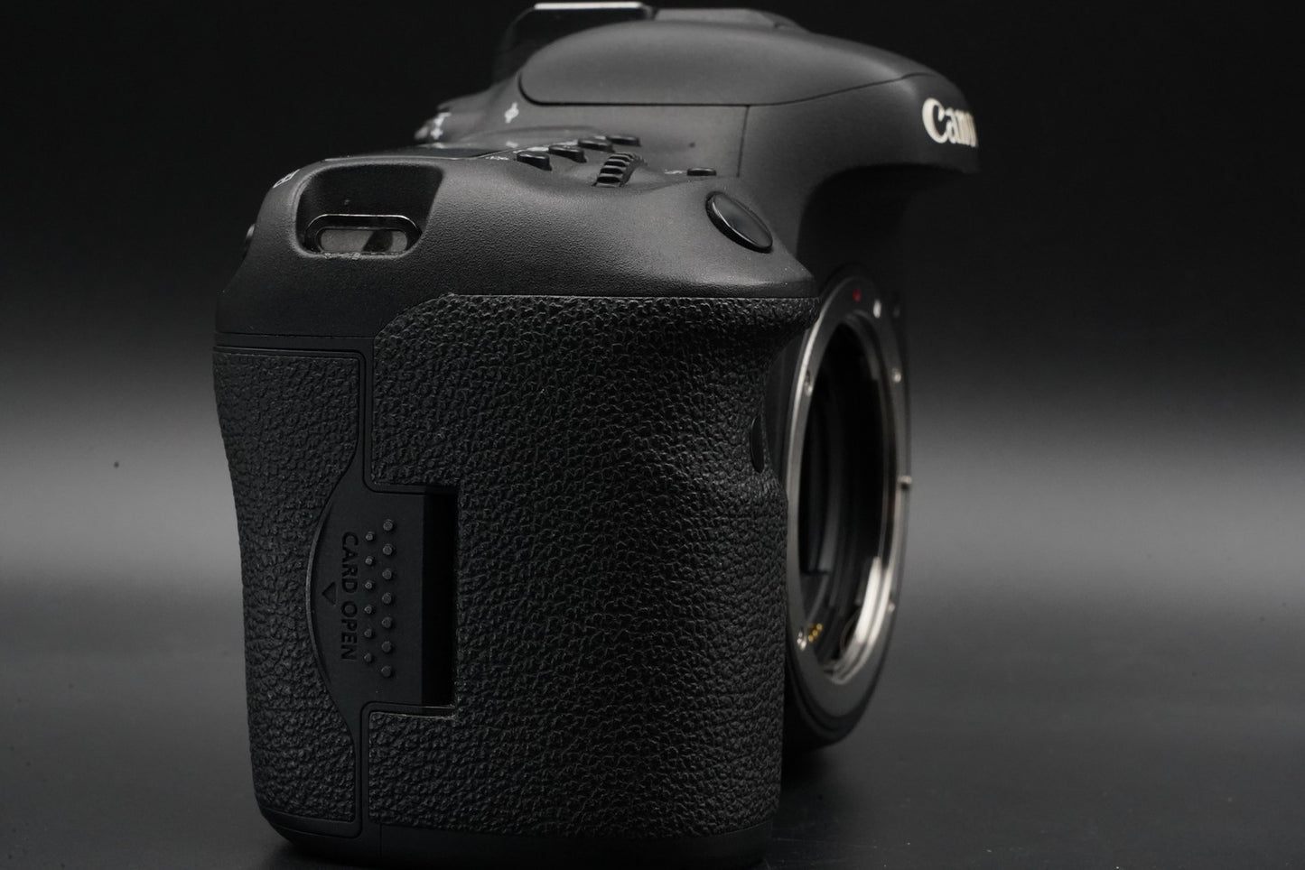 Canon EOS 7D Mark II DSLR Camera w/ EF 18-135 IS USM Lens 10865