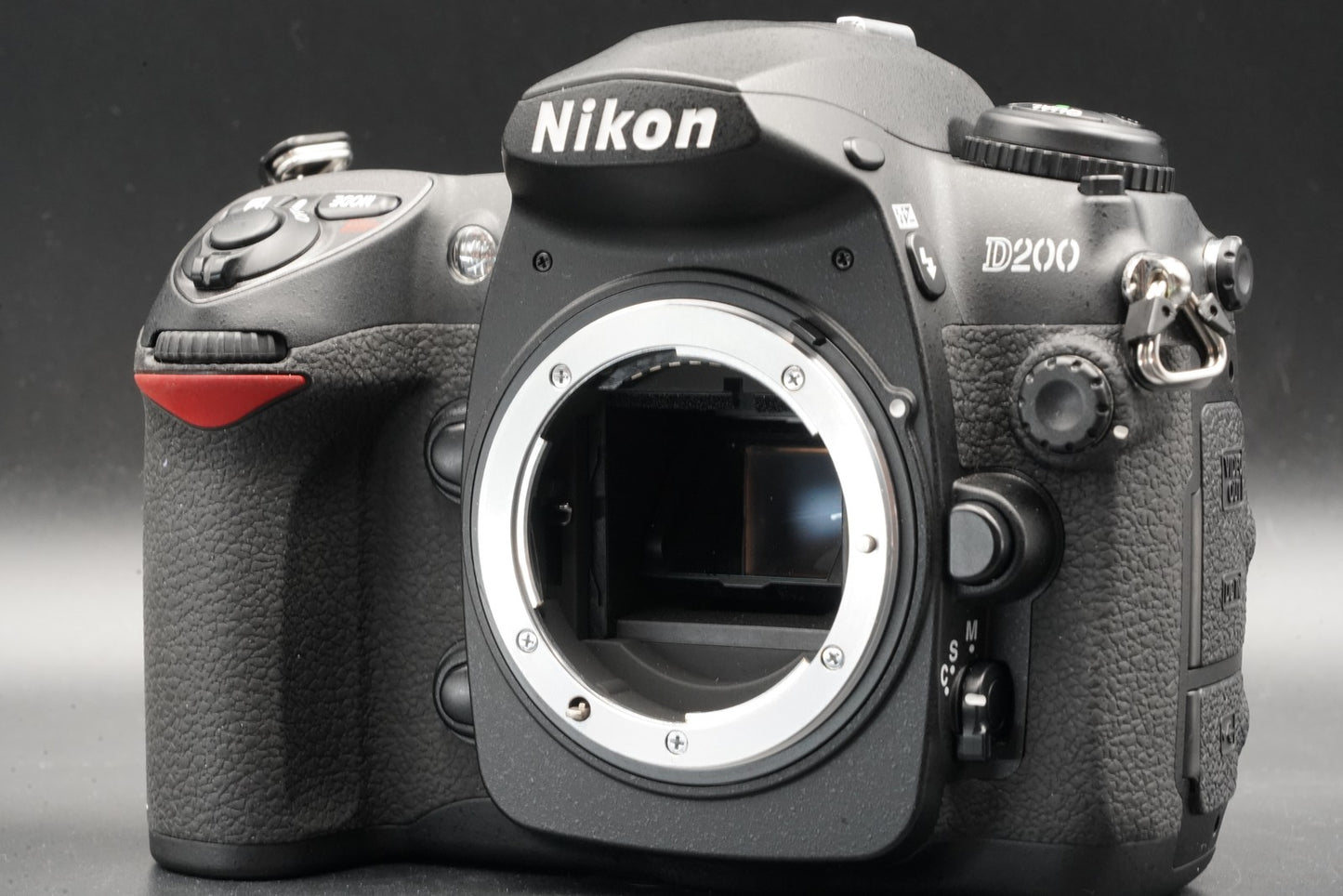 711 cuts!! Nikon D200 10.2MP Digital SLR Camera Black Body Battery 11256