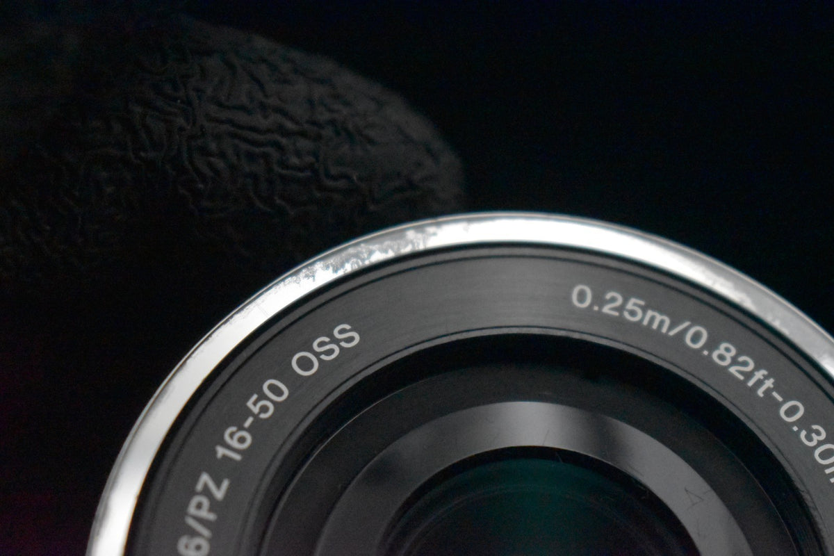[US Duty Paid] Cámara digital sin espejo Sony a6000 con lente plateada 9301