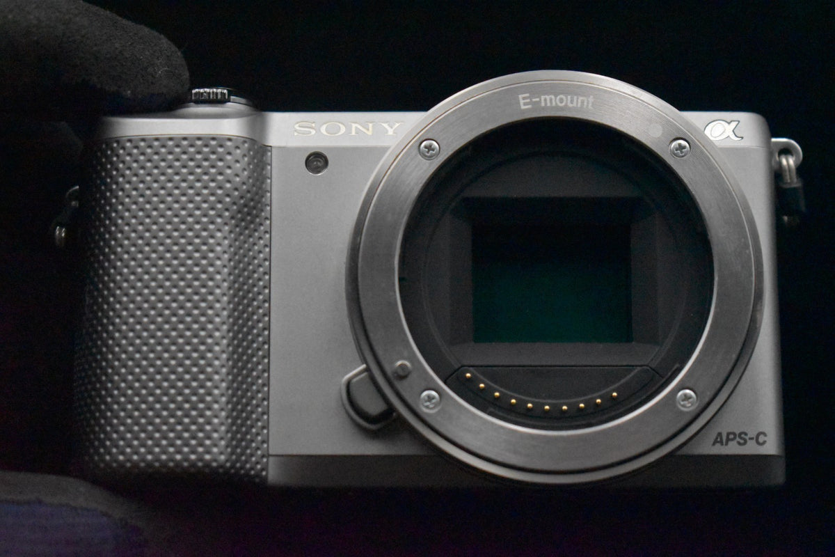 [US Duty Paid] Cámara digital sin espejo Sony Alpha a5000 con lente...