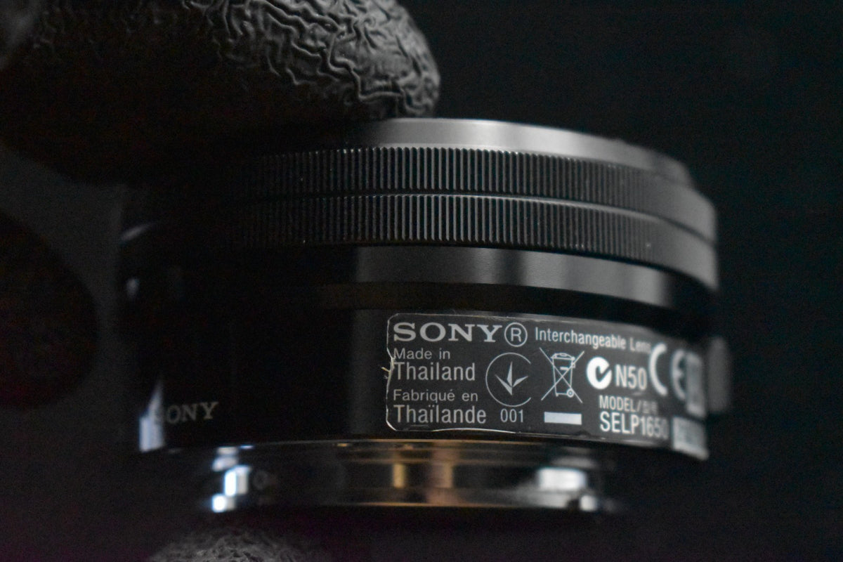 [US Duty Paid] Cámara digital sin espejo Sony Alpha a6000 con lente negra 9237