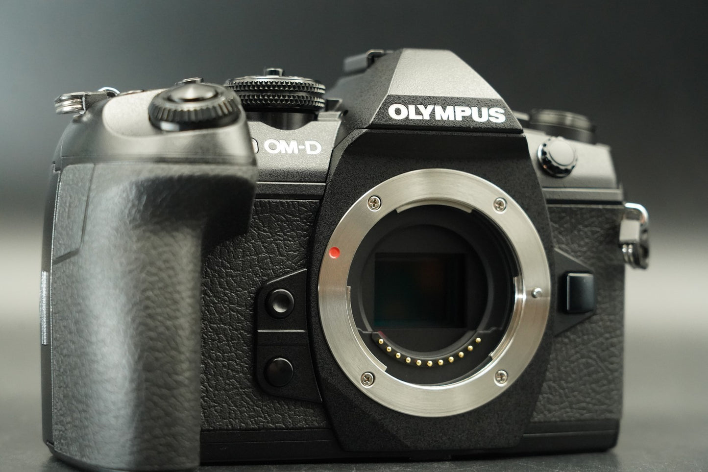 2702 cuts! Olympus OM-D E-M1 Mark II Digital Camera Black Body 11674