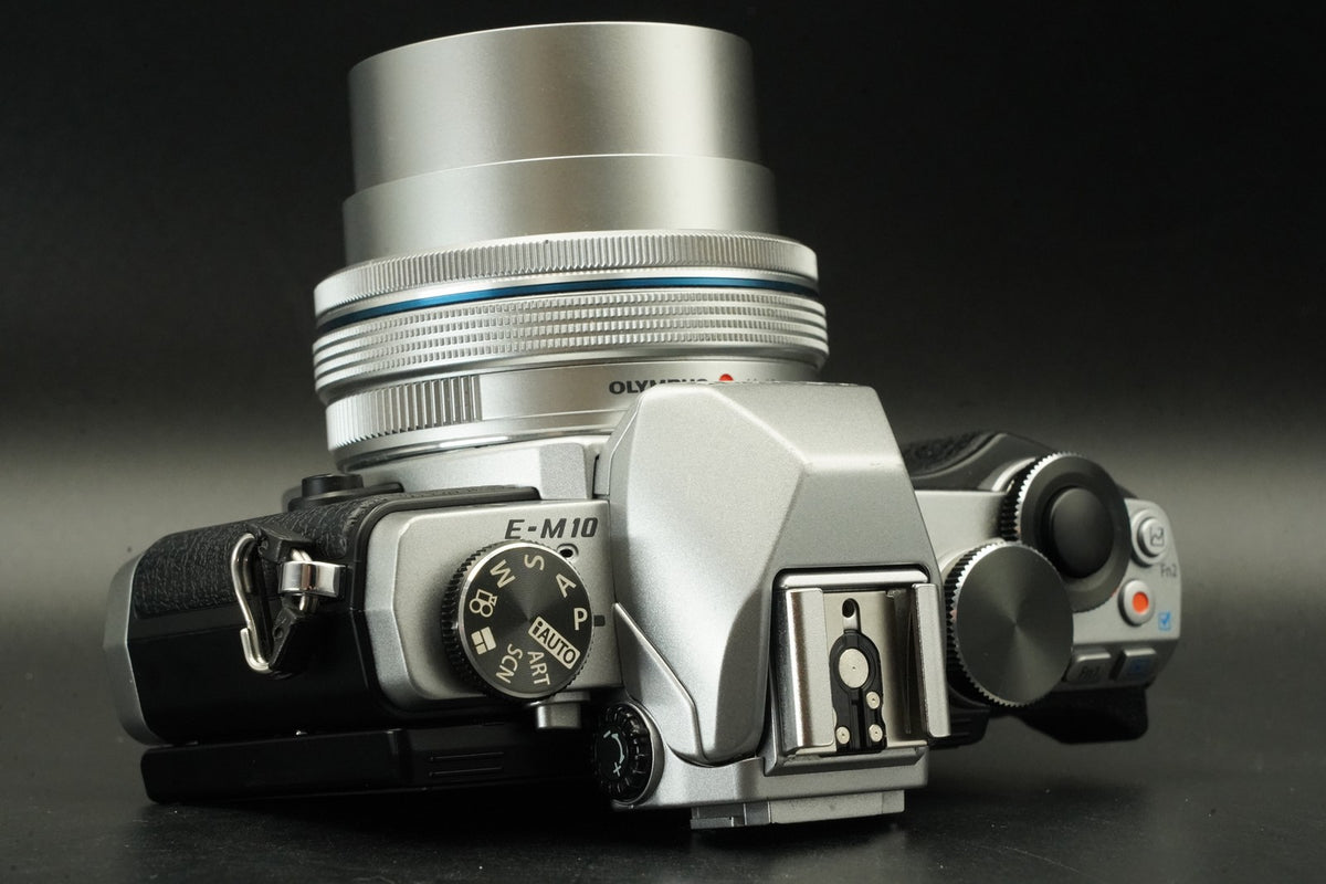 Olympus OM-D E-M10 Camera + 14-42mm 40-150mm -21257 cuts- US STOCK #11991